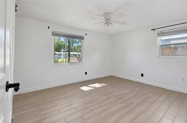 Building Photo - 9616 Pineridge Ave