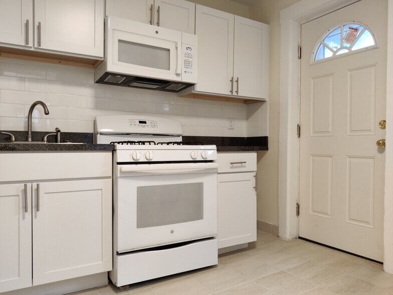 Building Photo - 8 Barrows St