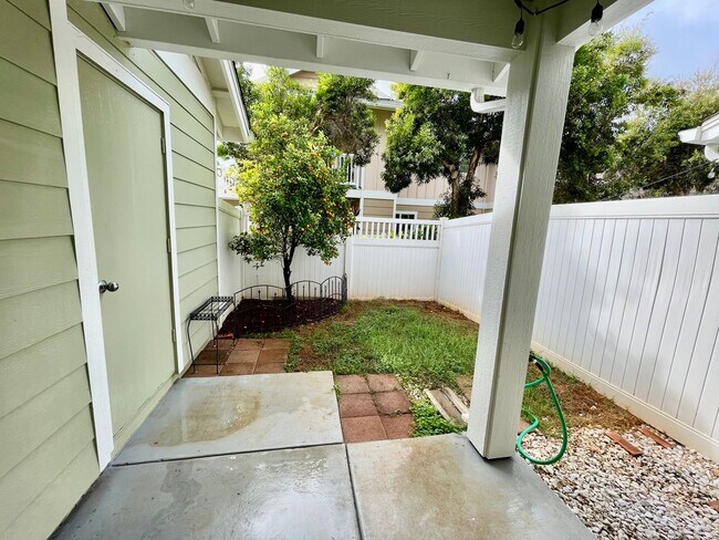 Building Photo - 2bed/2.5 bath PET FRIENDLY Townhome Availa...