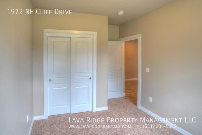 Building Photo - 1972 NE Cliff Dr