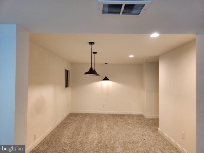 Building Photo - 15117 Montanus Dr