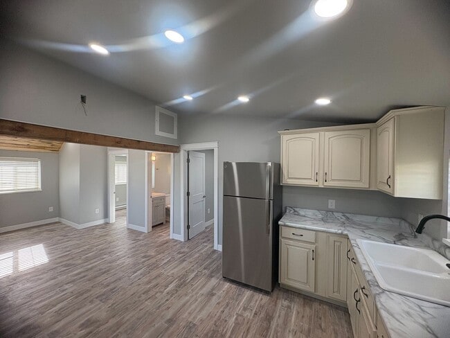 Building Photo - 1607 E 13th St