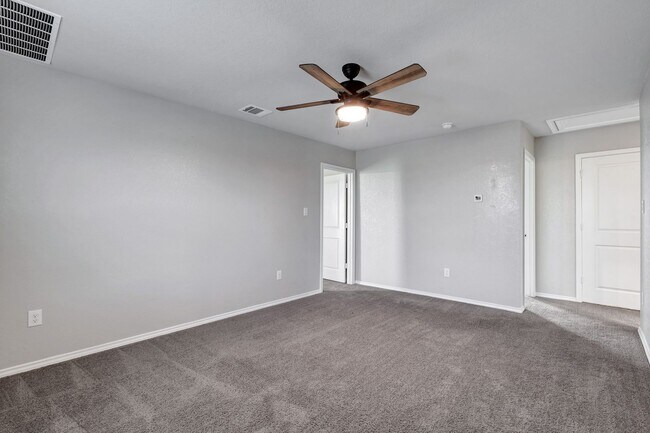 Building Photo - ***MOVE-IN SPECIAL: THREE WEEKS FREE***Mod...