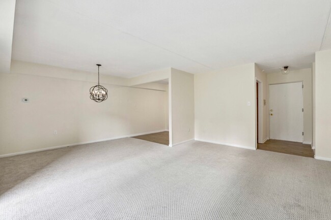 Building Photo - 1 Bedroom Condo Walking distance to Univer...