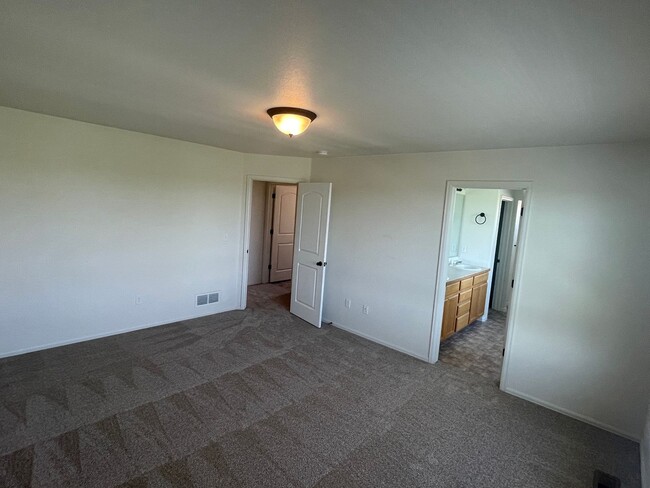 Building Photo - Beautiful 4 Bed, 3 Bath House in Maple Hill!