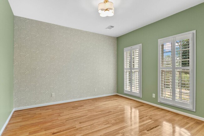 Building Photo - 10495 Royal Points Dr