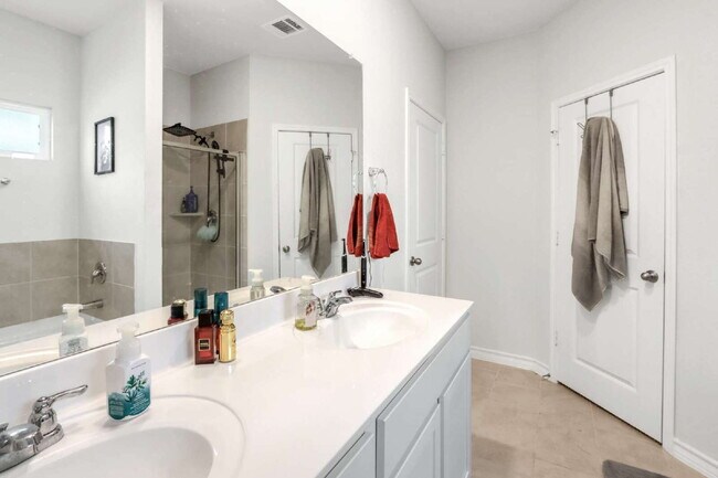 Building Photo - "Spacious Elegance at 110 Spurfowl: 5-Bedr...
