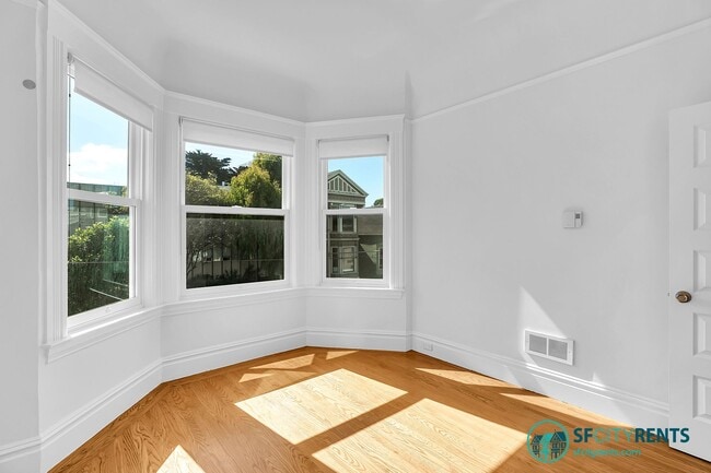 Building Photo - Presidio Heights: Remodeled Flat w/ Privat...