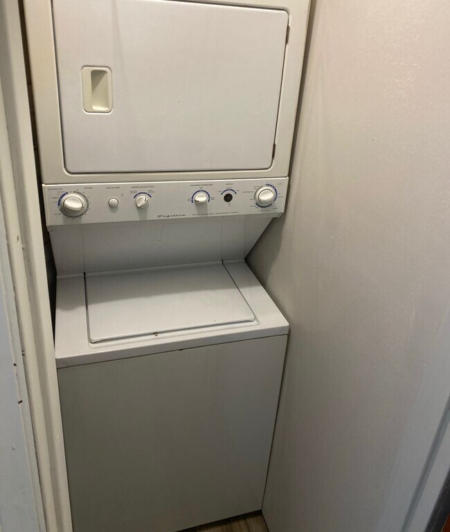 Building Photo - 722 Holly St