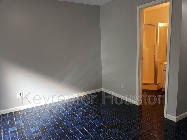 Building Photo - 6750 Sands Point Dr