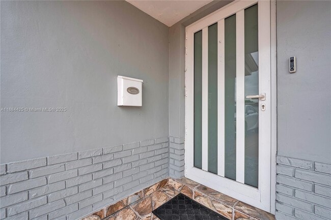 Building Photo - 2441 Tarpon Dr