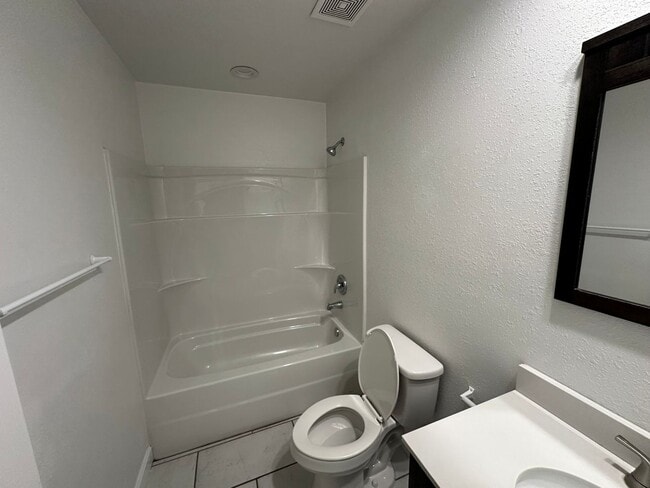 Building Photo - 3 Bed 3 Bath Townhouse