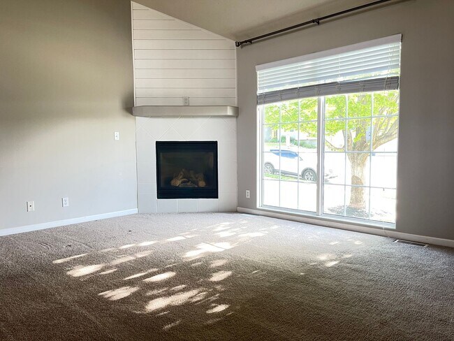 Building Photo - Comfortable 3-Bedroom Home in Desirable Millard West Area - $2,095