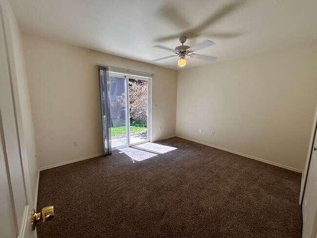 Building Photo - 2 Bed/2 Bath Apartment in NE Bend - Worthington Court