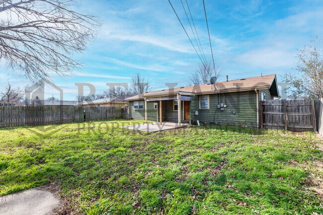 Building Photo - 3240 S Custer Ave