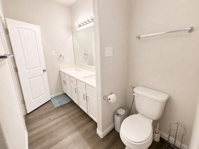 Building Photo - 3910 Deledda Dr