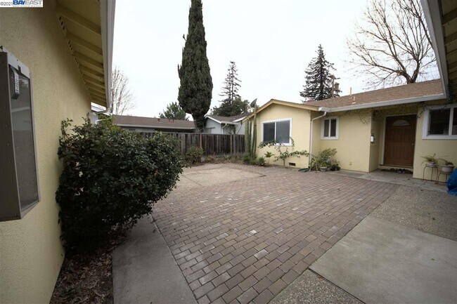 Building Photo - 1345 Kingfisher Way