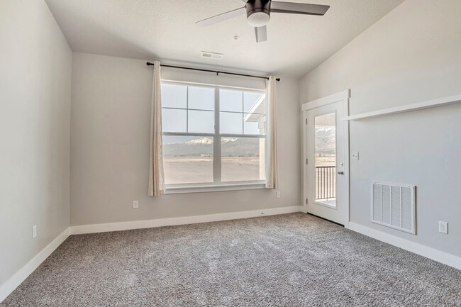 Building Photo - 64 W Silver Springs Dr