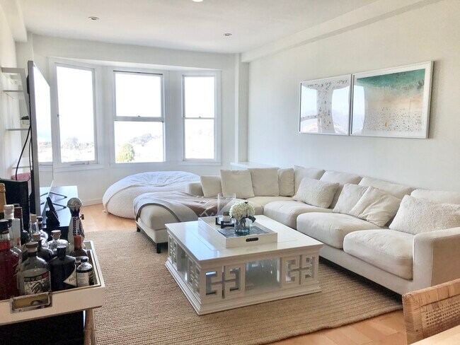 Building Photo - 1990 Green St