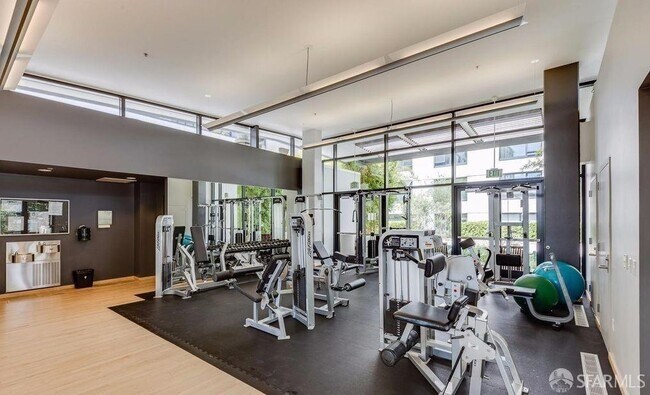 Building Photo - 260 King St