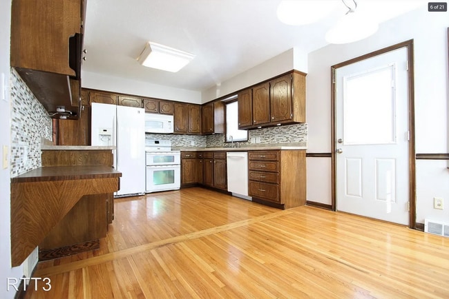 Building Photo - 4 Bedroom / 3 Bath Home off of 72nd and Gr...
