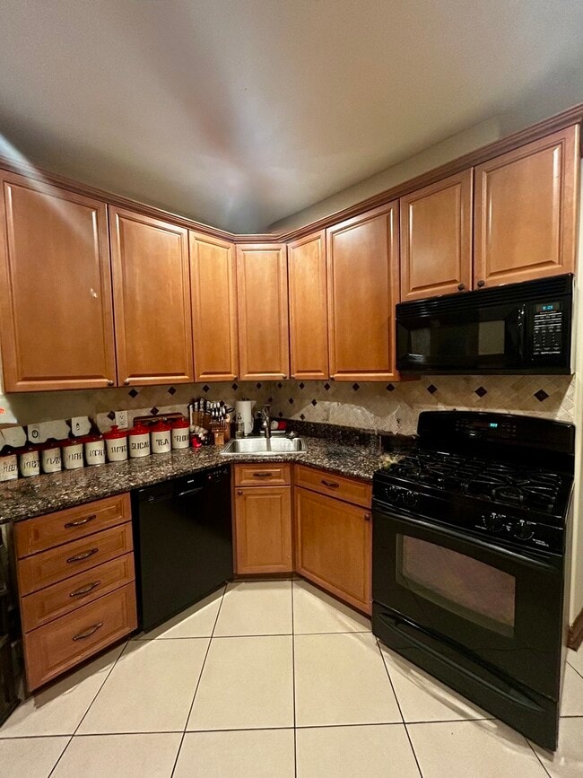 Building Photo - 2340 W Thomas St