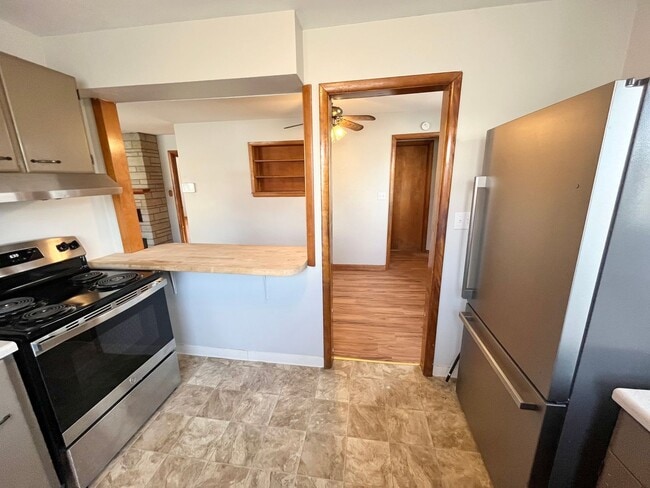 Building Photo - Cozy 2 Bedrm/1 Bath Home in Dunbar! Covered Front Porch. Double Pane Windows.