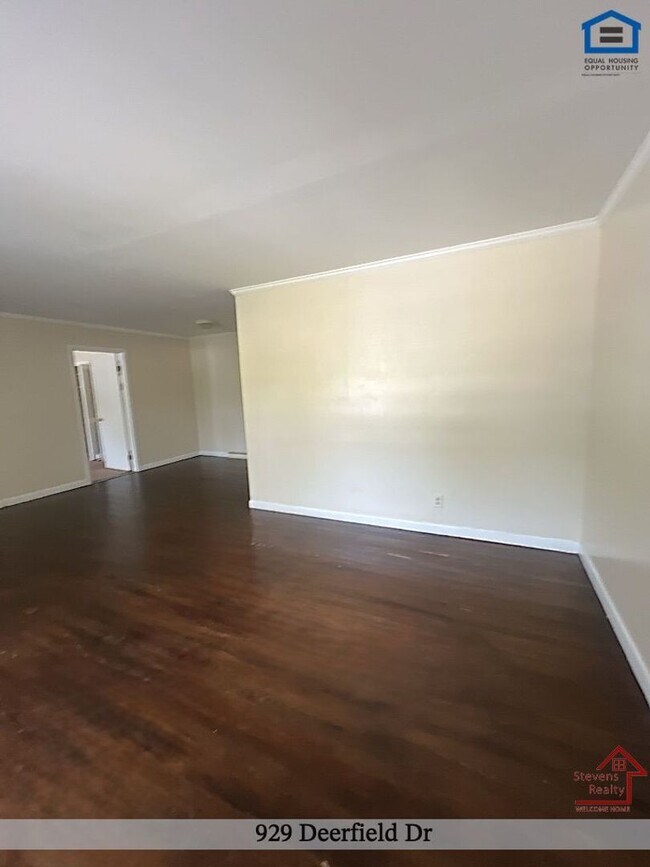 Building Photo - 929 Deerfield Dr