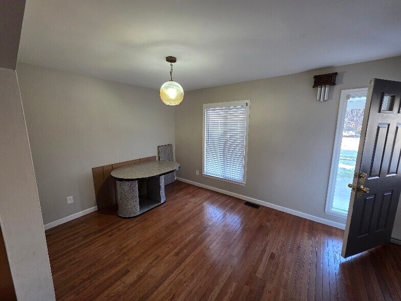 Building Photo - 31659 Perth St