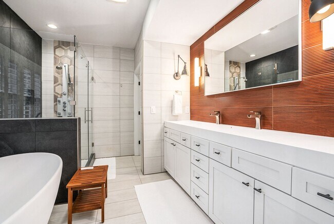 Building Photo - Luxury Townhome Where Midtown Meets Buckhead