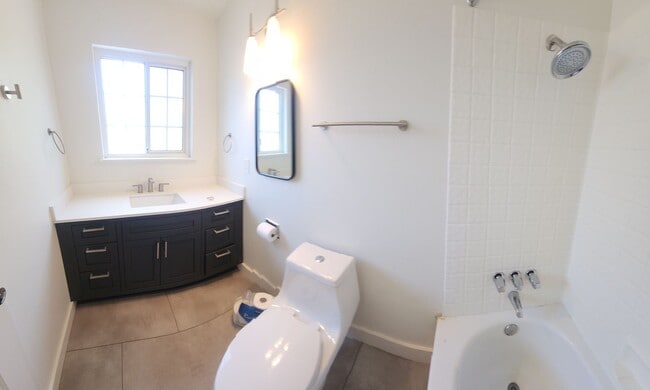 Building Photo - 6 bed 3 bath Spacious home near Cal Poly