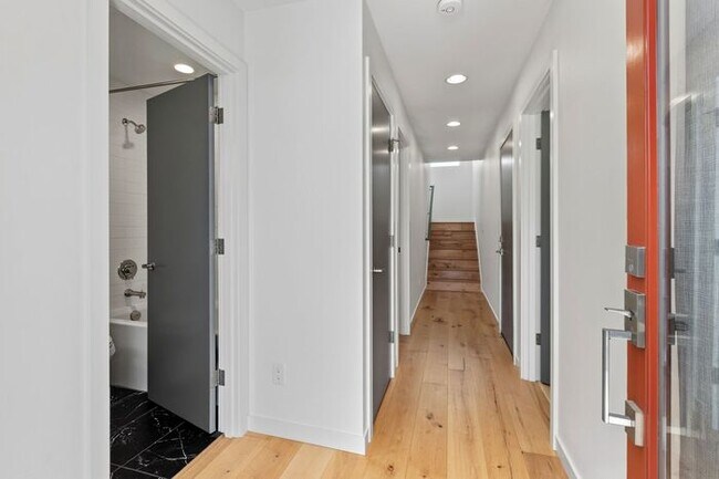 Building Photo - Fresh, Air-Conditioned Standalone Townhome in Coveted Lincoln Park