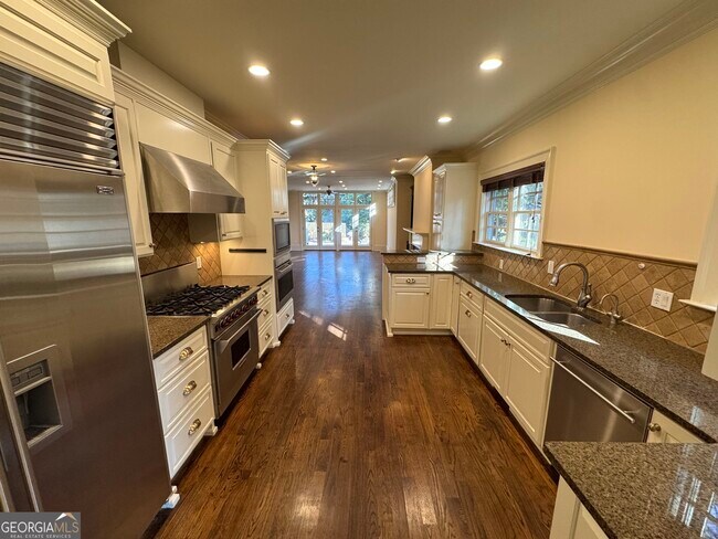 Building Photo - 1092 McLynn Ave NE