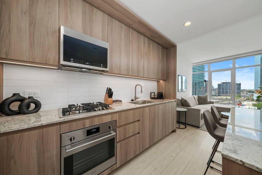 Building Photo - 326 N Union Ave