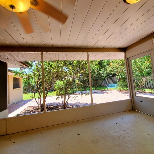 Building Photo - Location, convenience, comfort. This 4 bedroom plus den, 2 bath has it all!