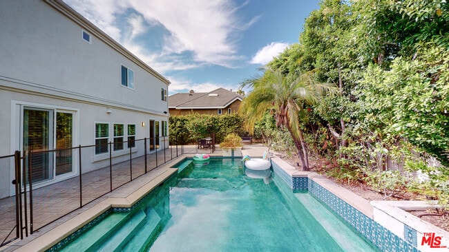 Building Photo - 4950 Densmore Ave