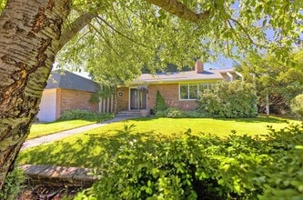 Building Photo - 1027 W 29th Ave