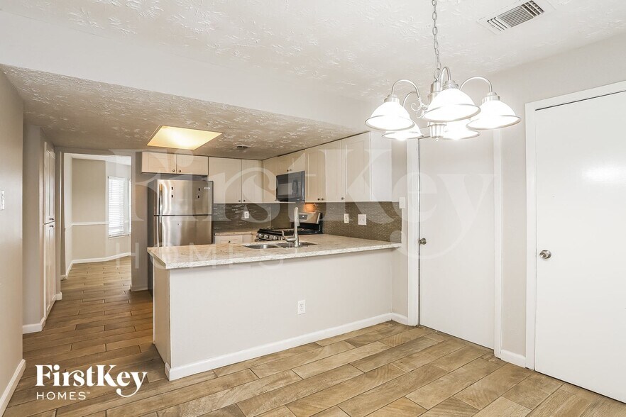Building Photo - 20239 Misty Pines Dr