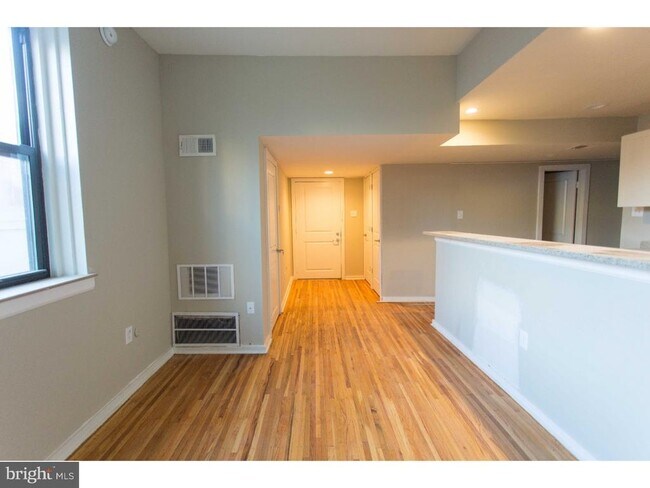 Building Photo - 413 S 11th St