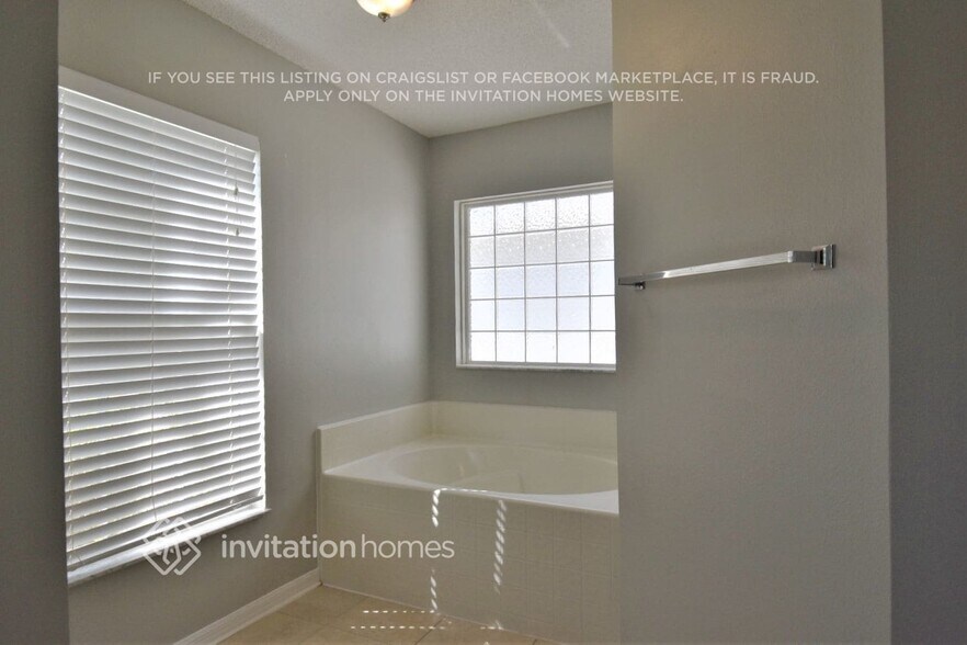 Building Photo - 2030 Stratford Pointe Dr