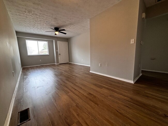 Building Photo - 2 Bed 1.5 bath Condo with Carport