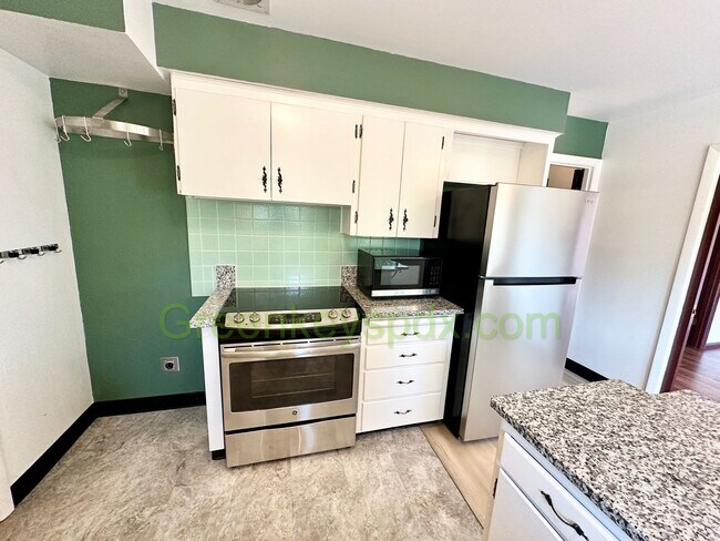 Building Photo - 3-Bedroom, 1.5-Bathroom House in Concordia...