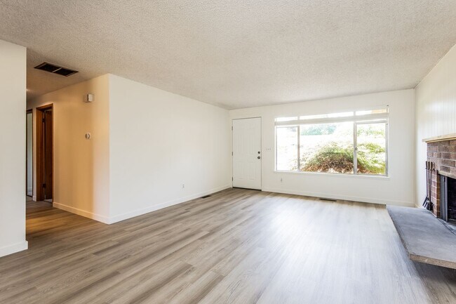 Building Photo - East Hill Rambler