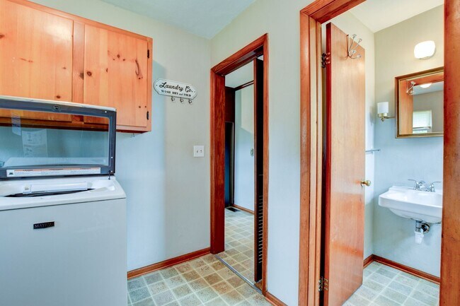 Building Photo - 609 Birch Dr