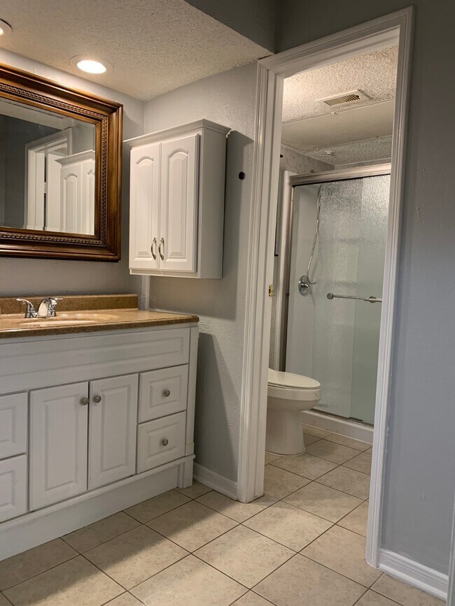 Building Photo - 11201 Lynbrook Dr