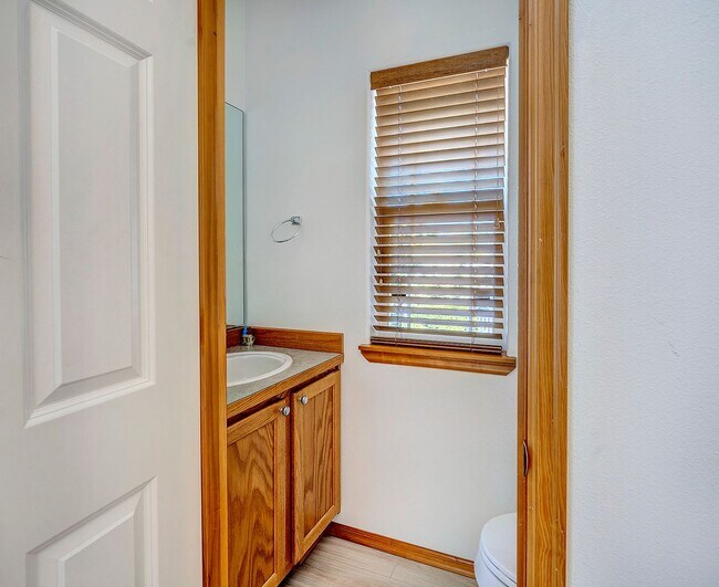 Building Photo - Lynnwood Two Story