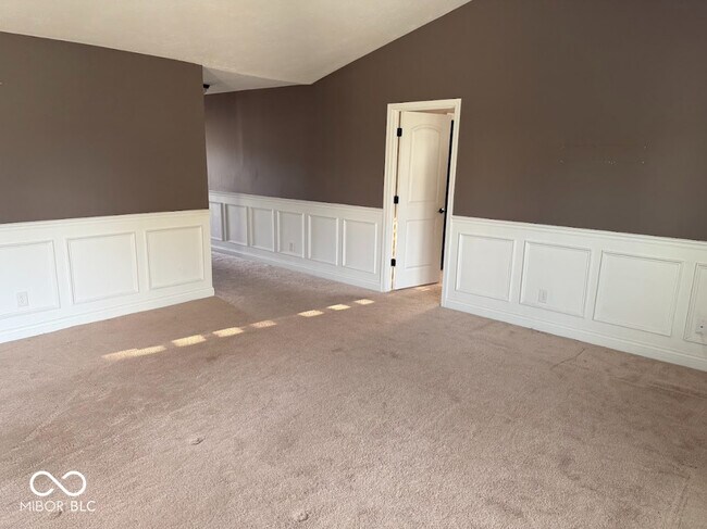 Building Photo - 6750 Woodcrest Dr