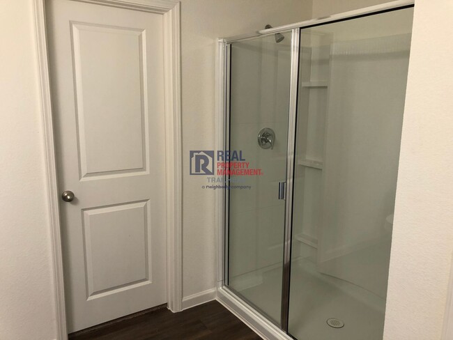 Building Photo - Spacious 5 Bedroom/3 Full Bath Open Concep...