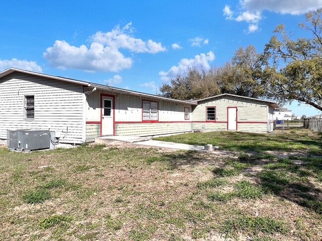 Building Photo - Spacious 3-Bedroom, 2-Bathroom in Winter Haven