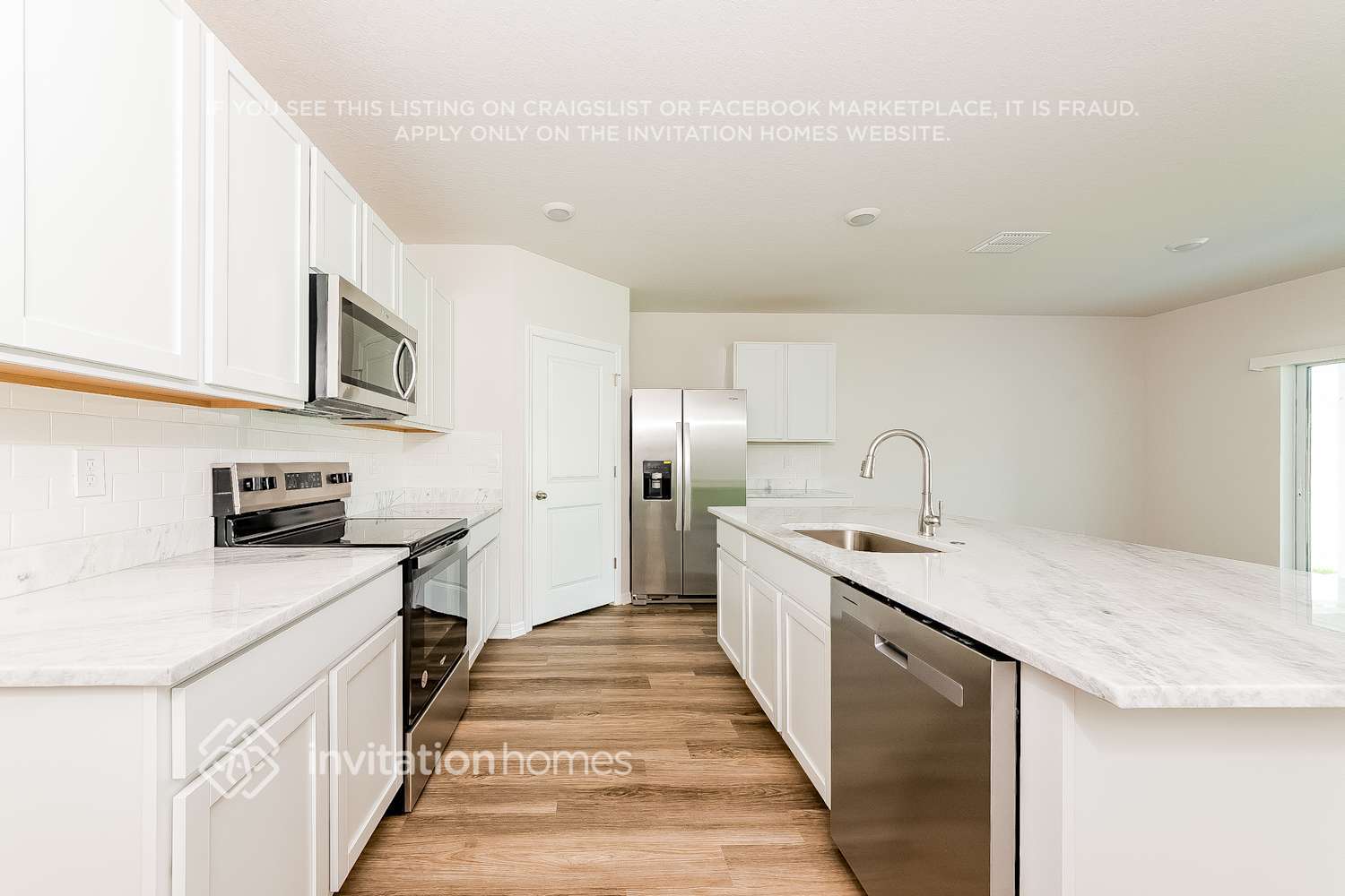 Building Photo - 8017 Majestic Palms Ct
